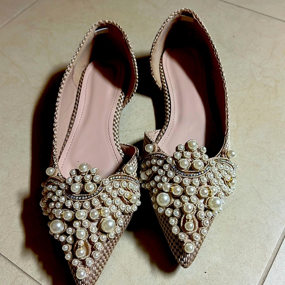 Brand new. Beautiful neutral color, Pearl embellishment flat. Size 41